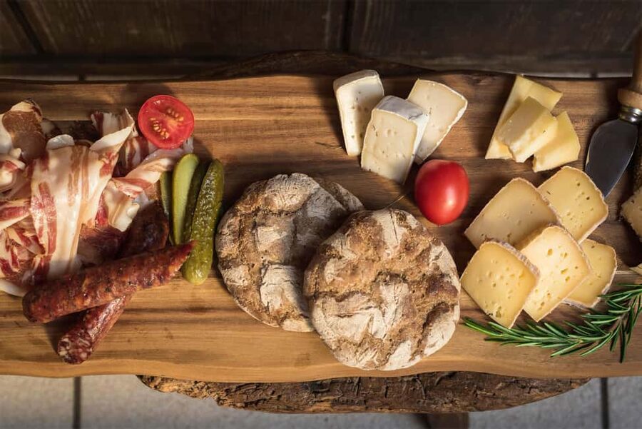 South Tyrolean specialties and wine tasting - Your 90-minute flight: what you actually taste